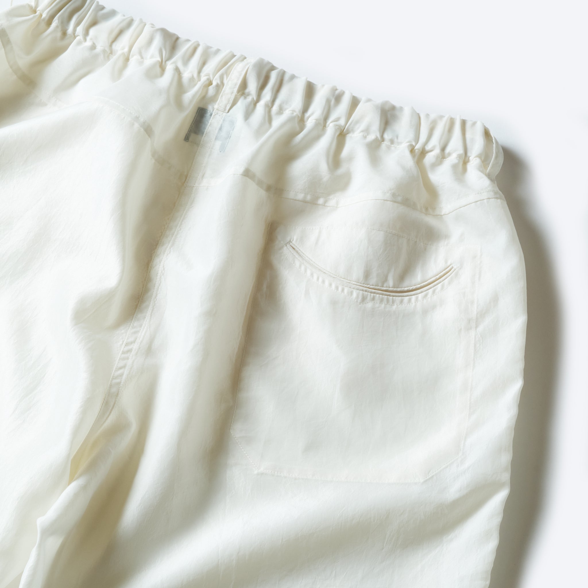 #3319S-MTW E-Z Chinois De Luxe Shorts : metallic taffeta white