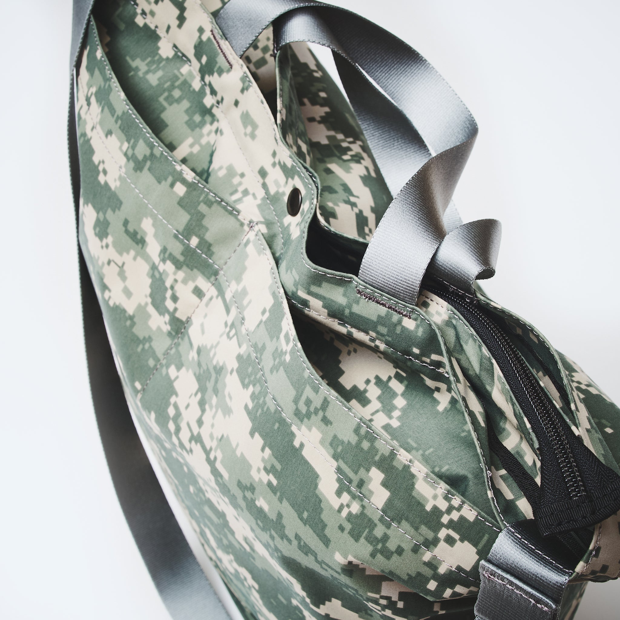 JP540-DS BAGSINPROGRESS x Post O'Alls New York Tote M : GORE-TEX DIGITAL CAMO desert