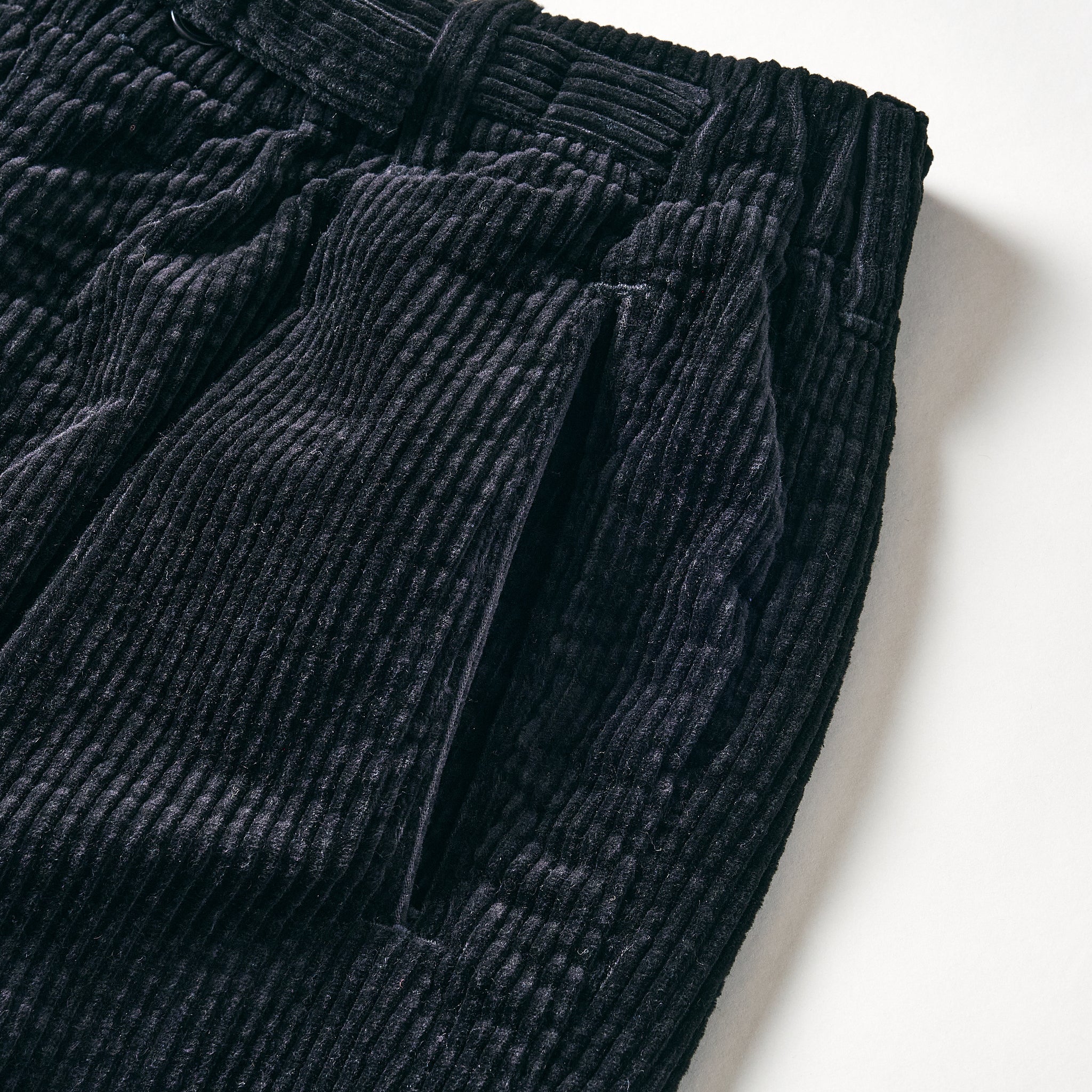 #3315-WCB E-Z Lax 4 : widewale cords black