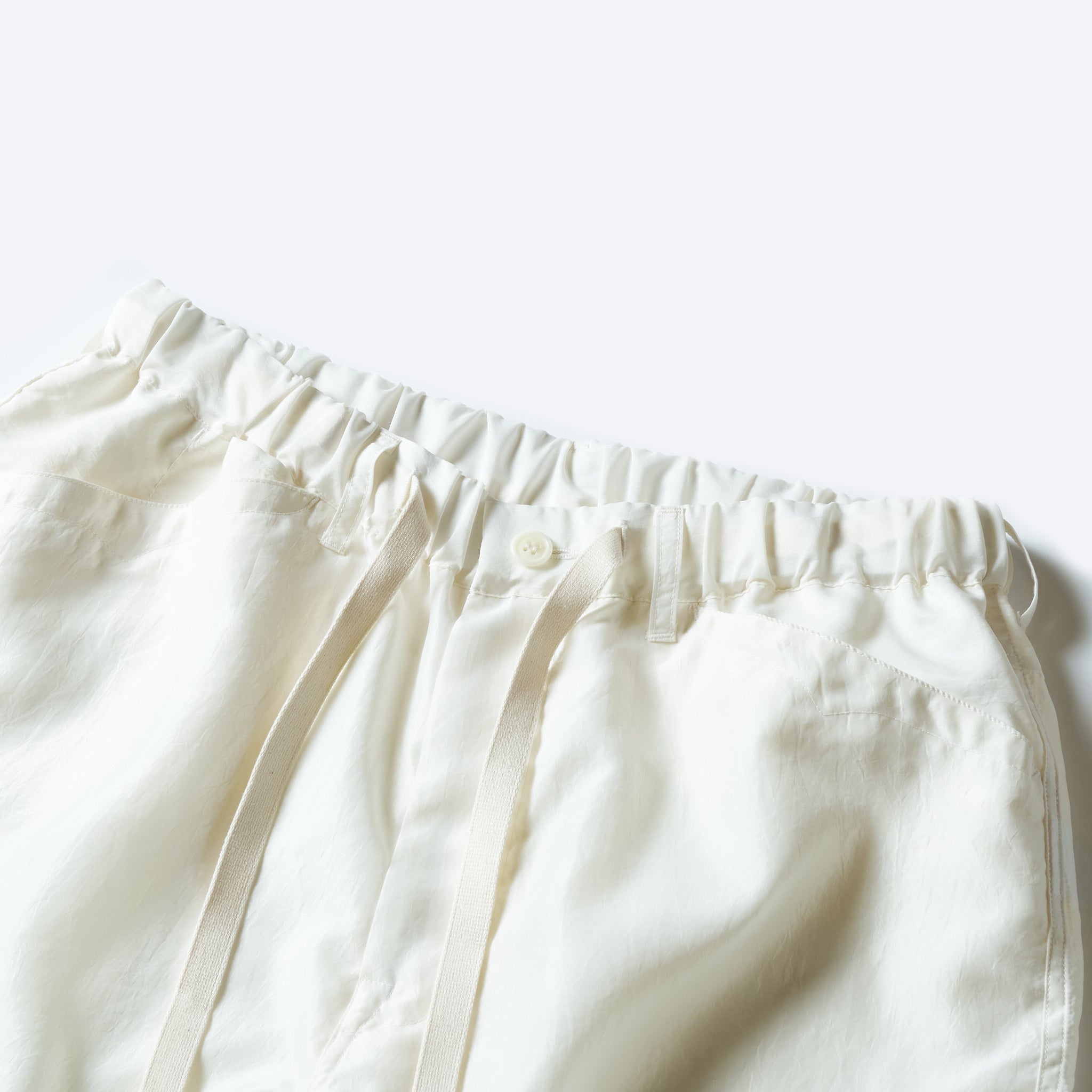 #3319S-MTW E-Z Chinois De Luxe Shorts : metallic taffeta white