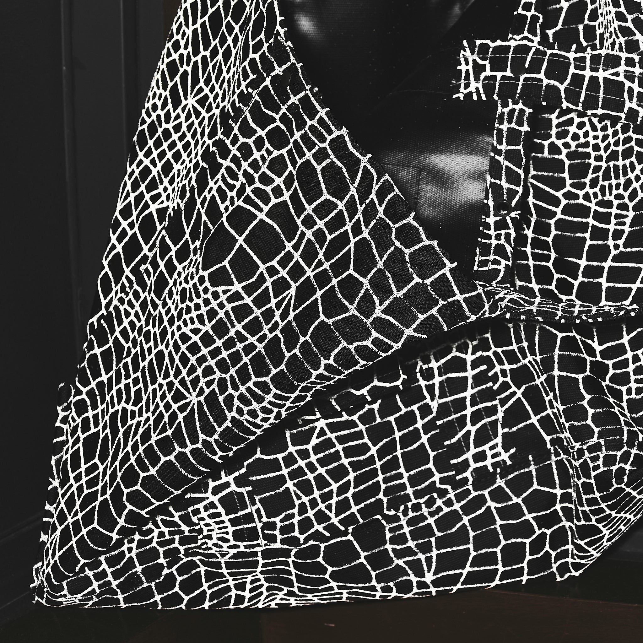 #4204-SW Bell Tote (L) : Spider Web black